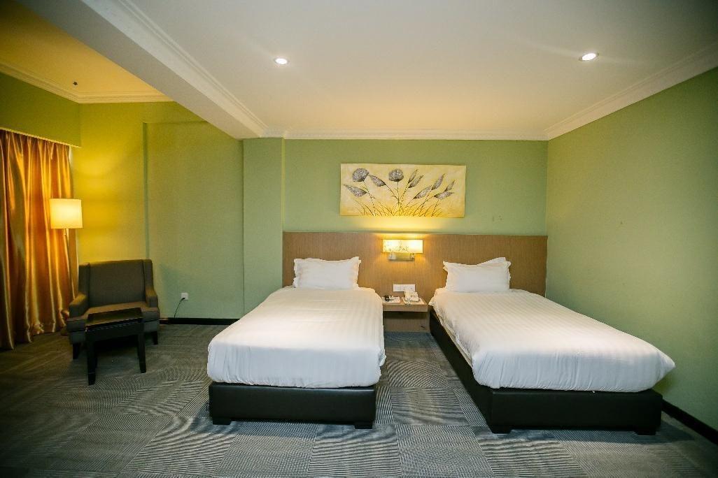 Merdeka Hotel Келуанг Екстериор снимка
