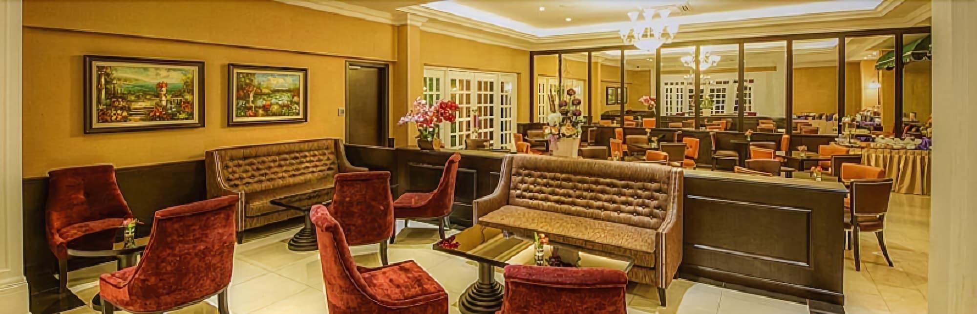 Merdeka Hotel Келуанг Екстериор снимка