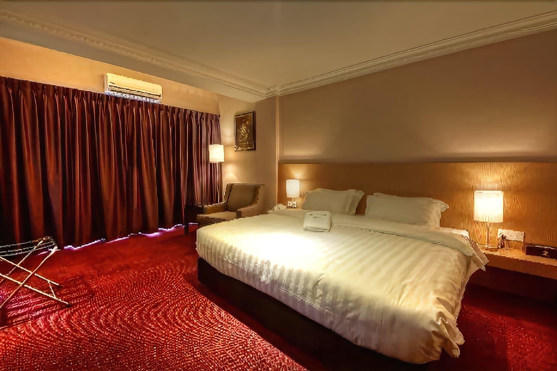 Merdeka Hotel Келуанг Екстериор снимка