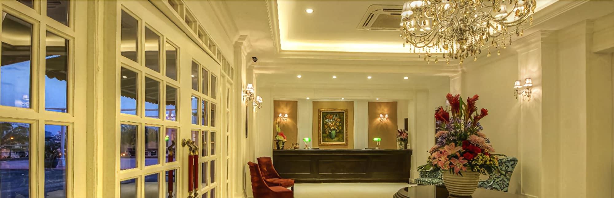 Merdeka Hotel Келуанг Екстериор снимка