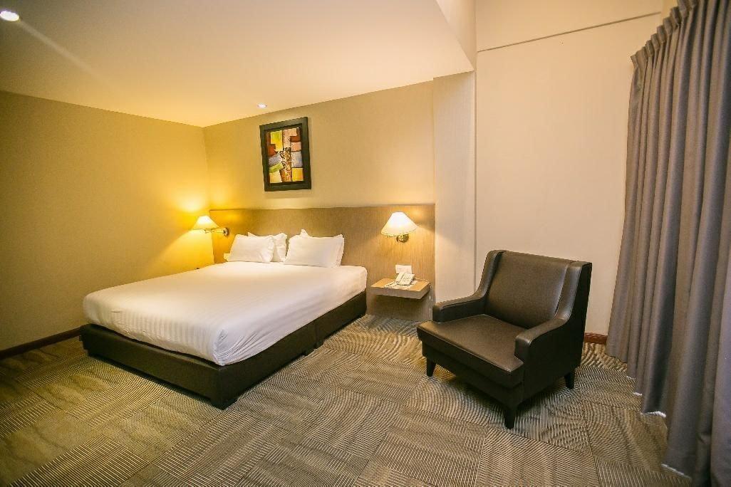 Merdeka Hotel Келуанг Екстериор снимка