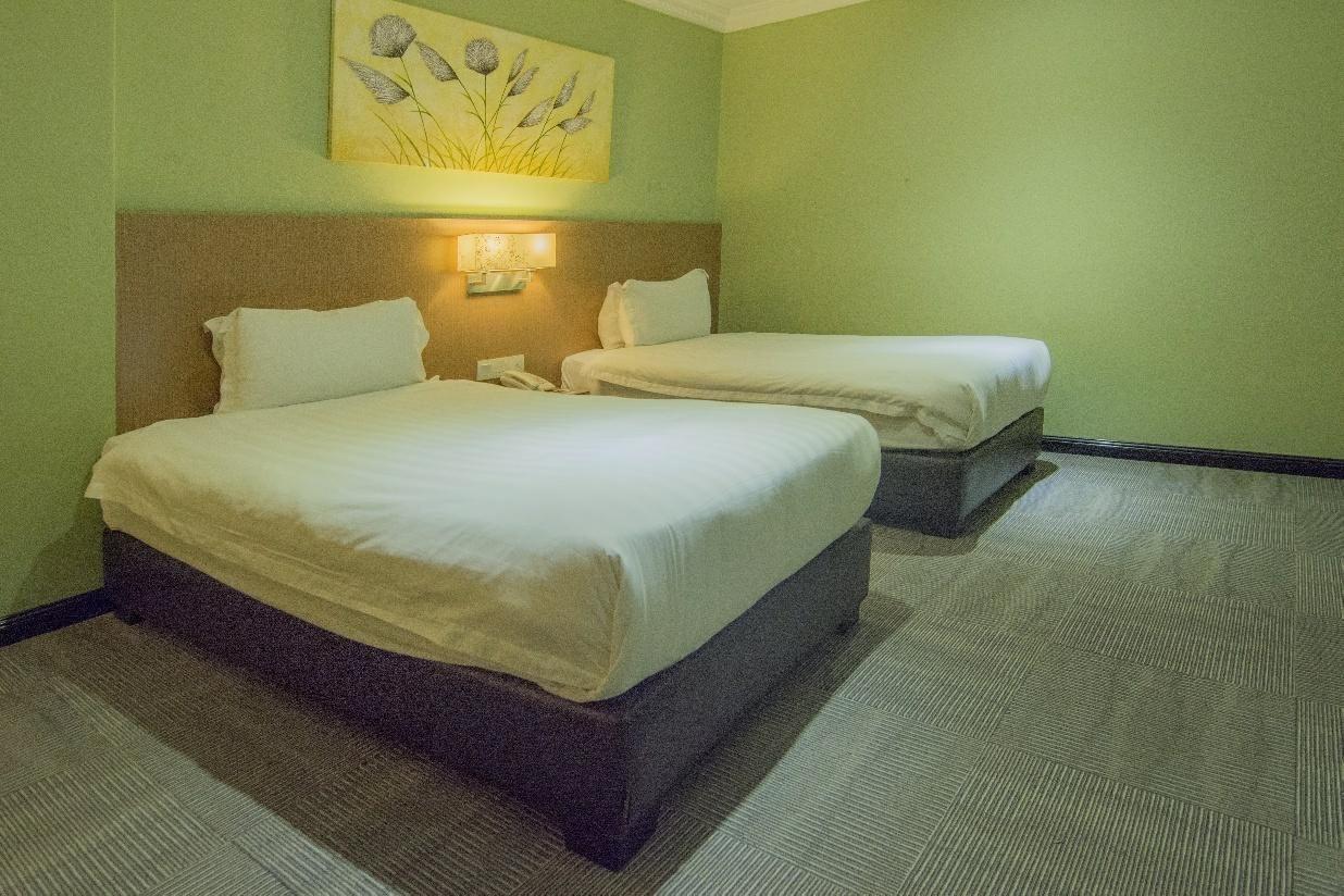 Merdeka Hotel Келуанг Екстериор снимка