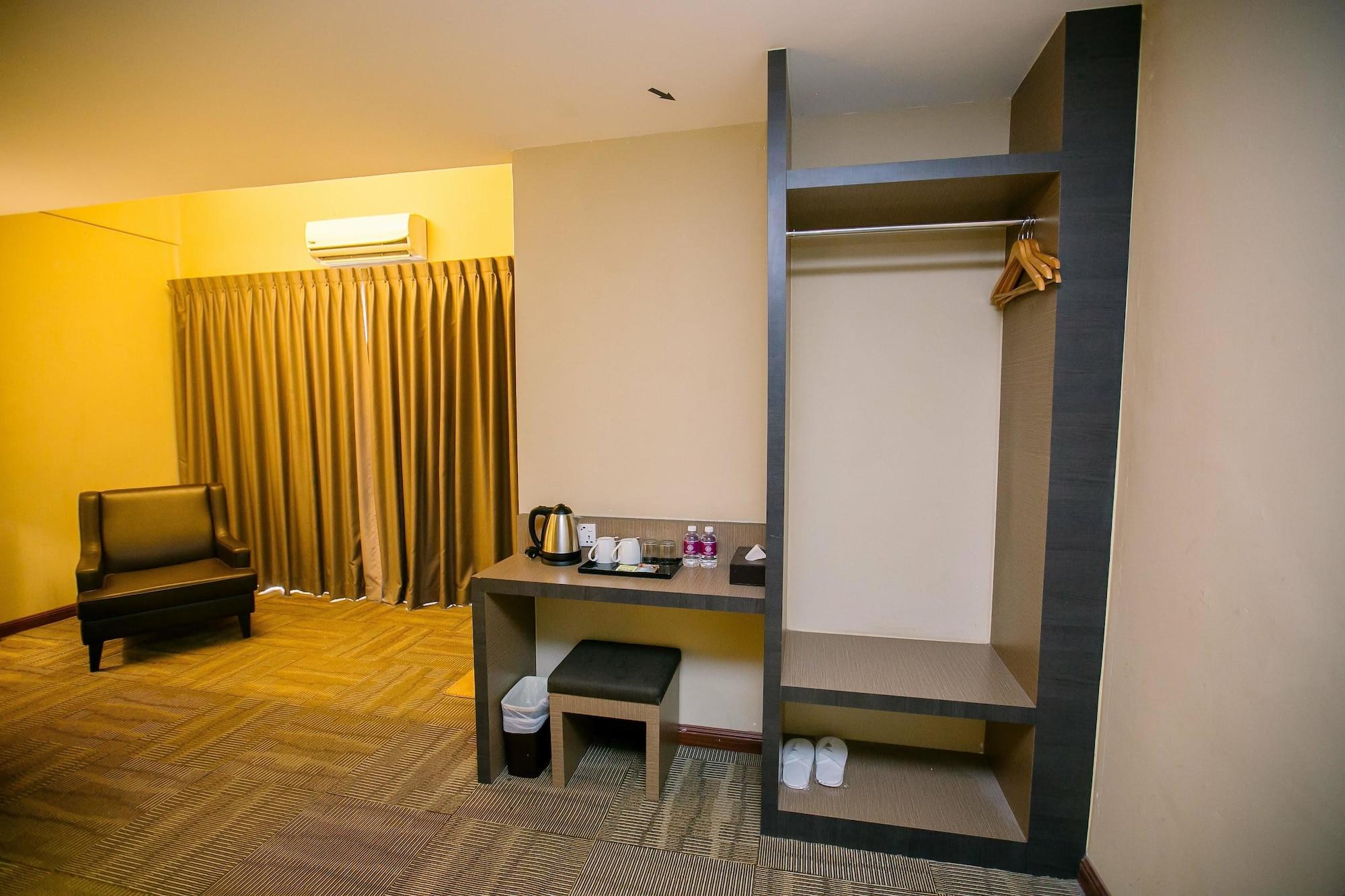 Merdeka Hotel Келуанг Екстериор снимка