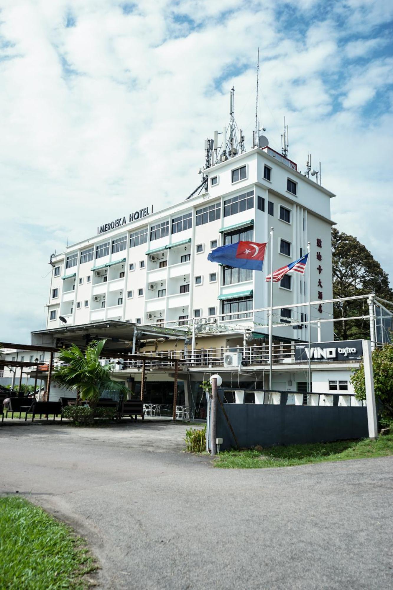 Merdeka Hotel Келуанг Екстериор снимка