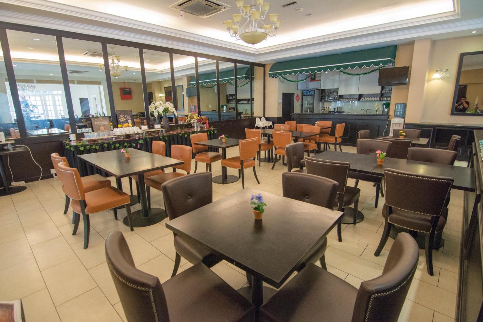 Merdeka Hotel Келуанг Екстериор снимка