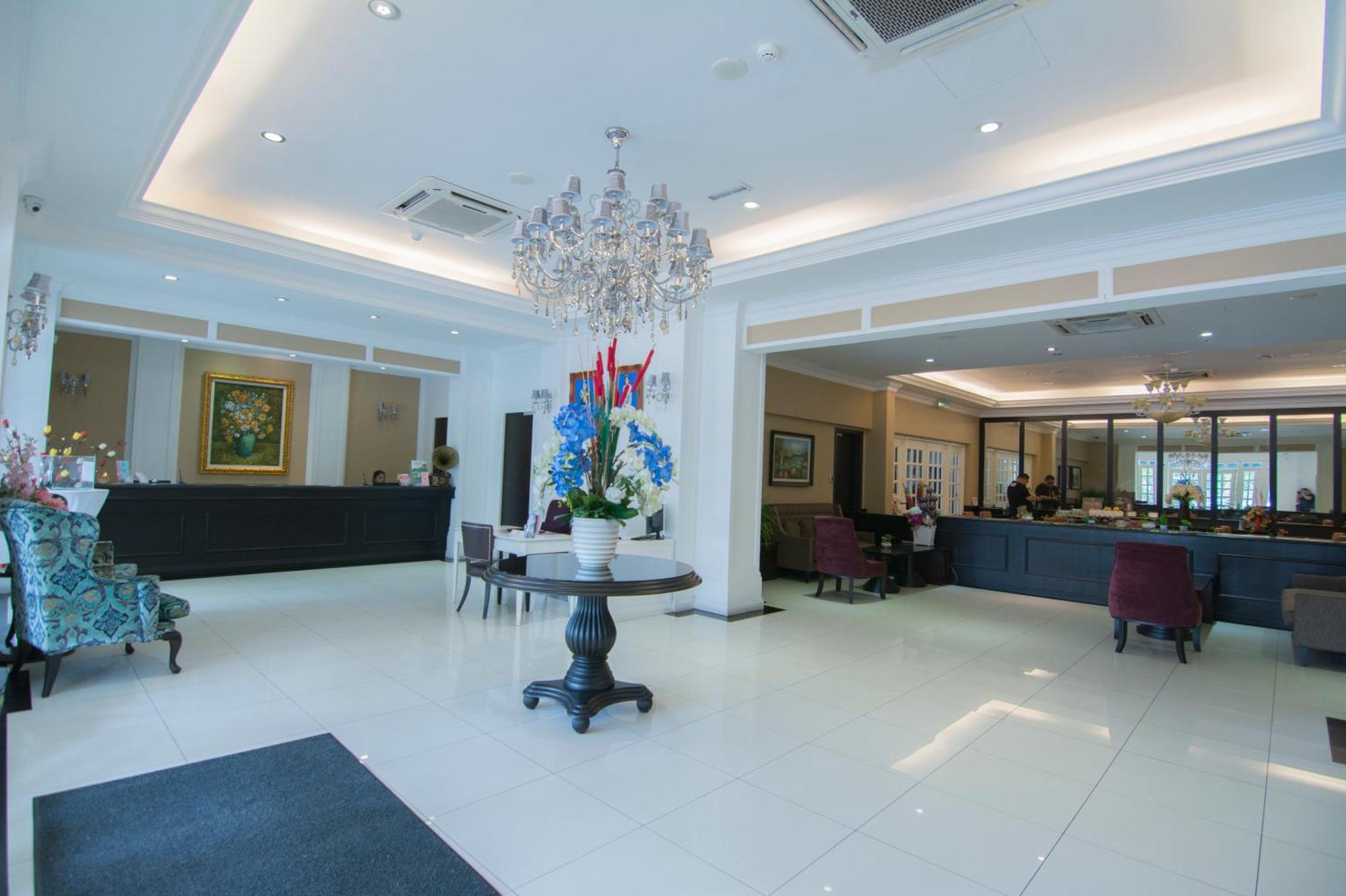 Merdeka Hotel Келуанг Екстериор снимка