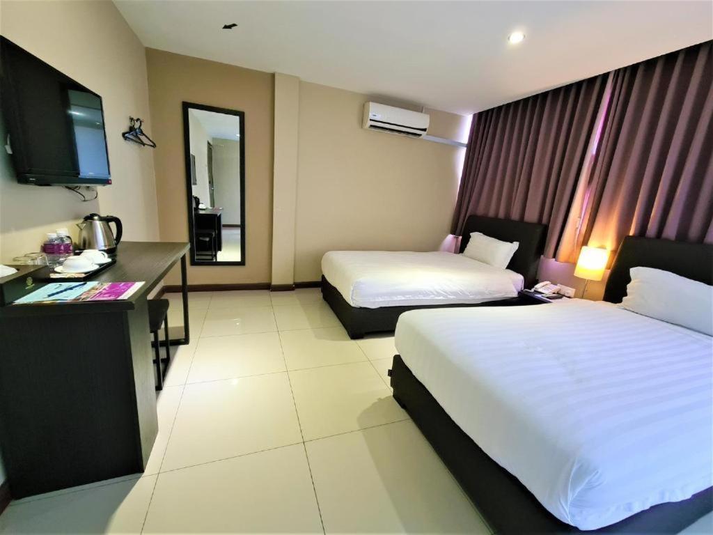 Merdeka Hotel Келуанг Екстериор снимка