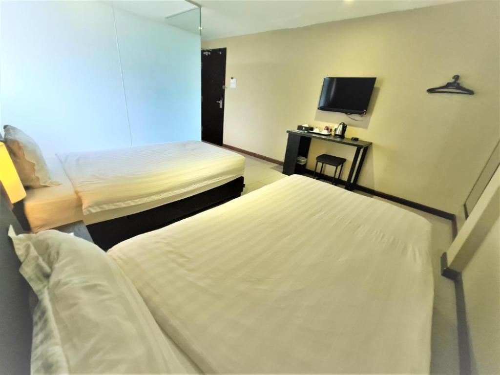Merdeka Hotel Келуанг Екстериор снимка