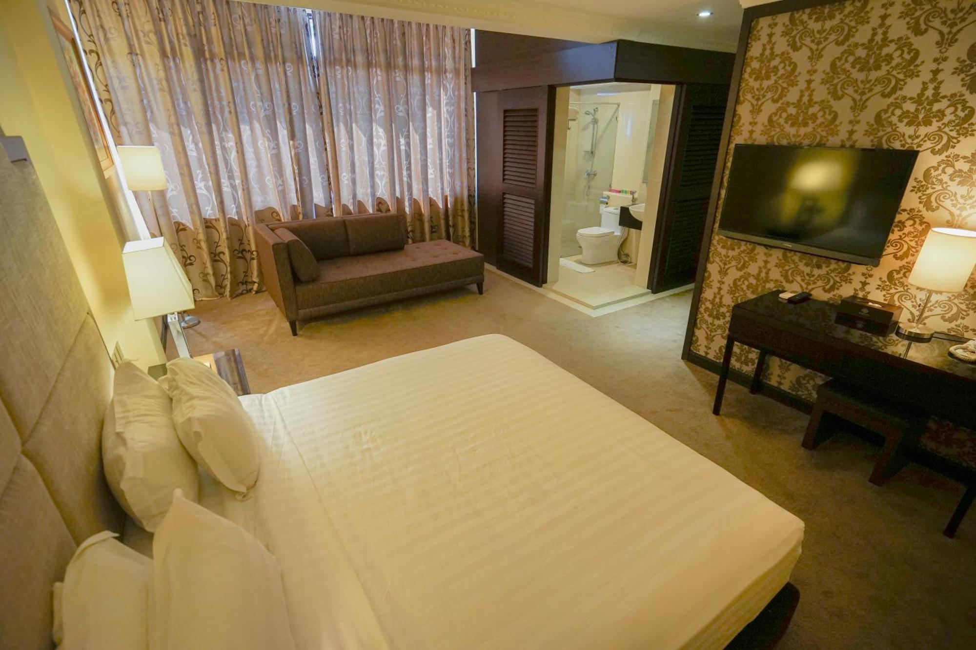 Merdeka Hotel Келуанг Екстериор снимка