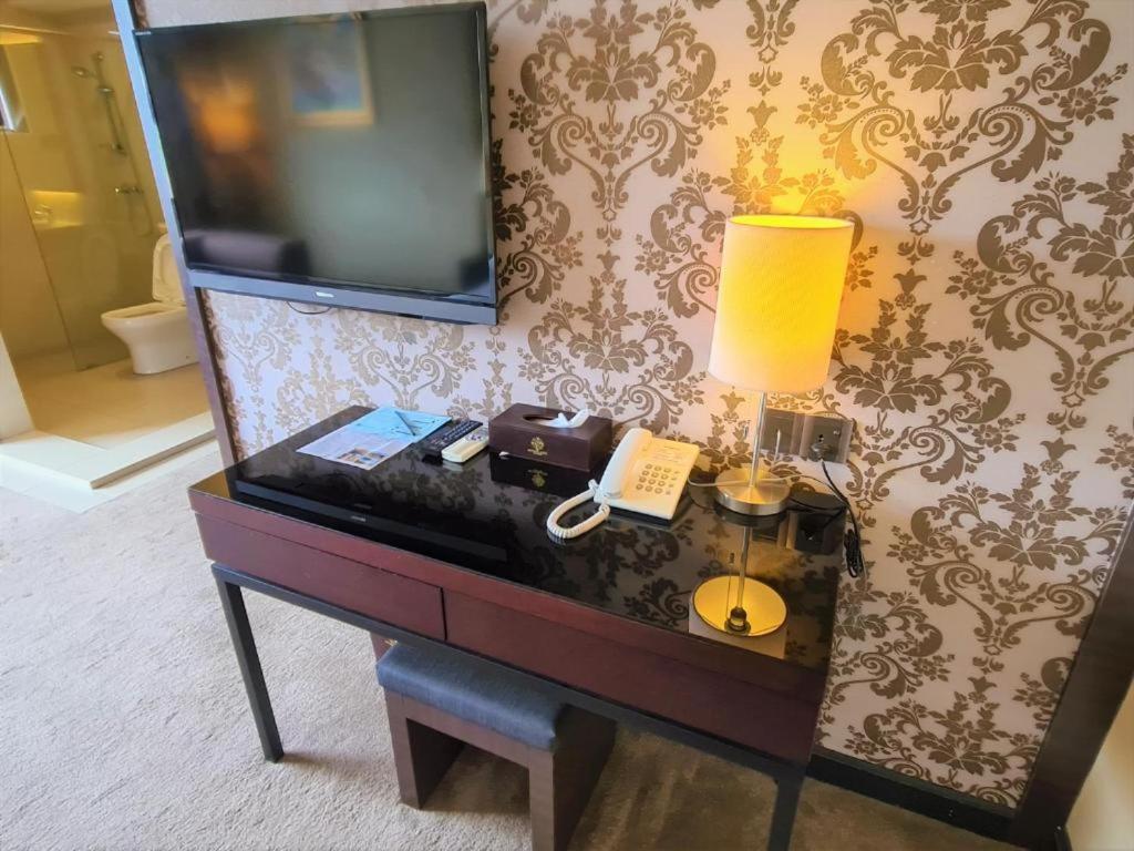 Merdeka Hotel Келуанг Екстериор снимка