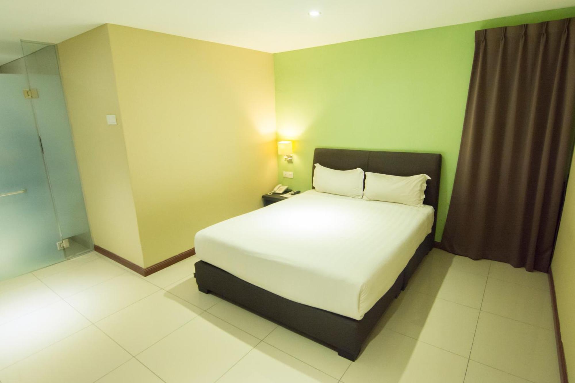 Merdeka Hotel Келуанг Екстериор снимка