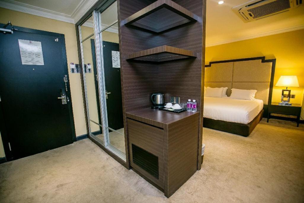 Merdeka Hotel Келуанг Екстериор снимка