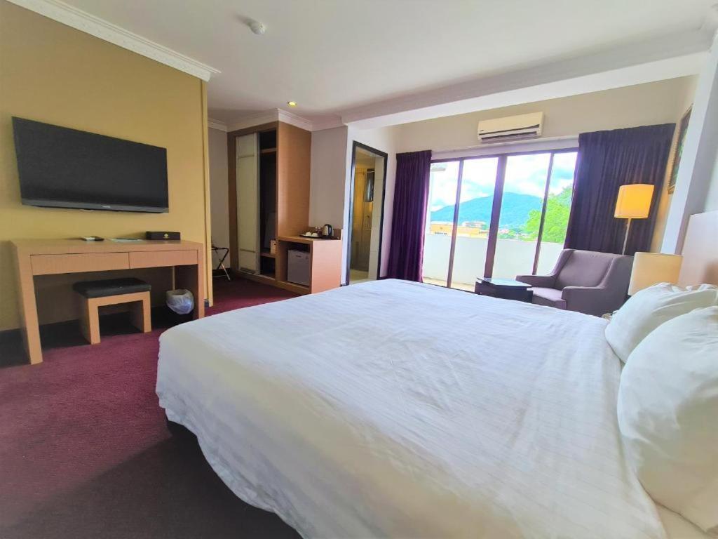 Merdeka Hotel Келуанг Екстериор снимка