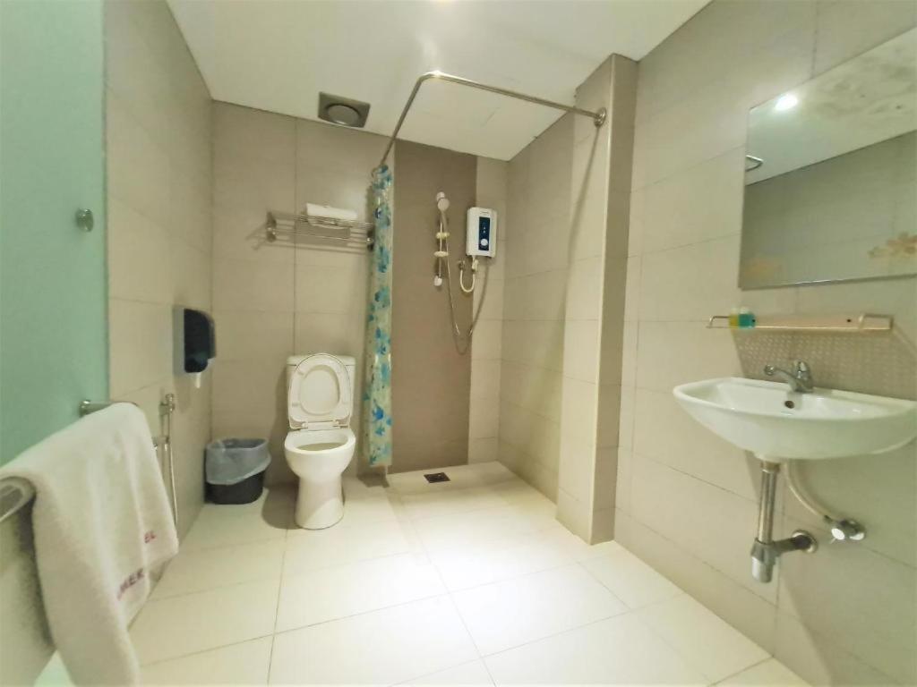 Merdeka Hotel Келуанг Екстериор снимка