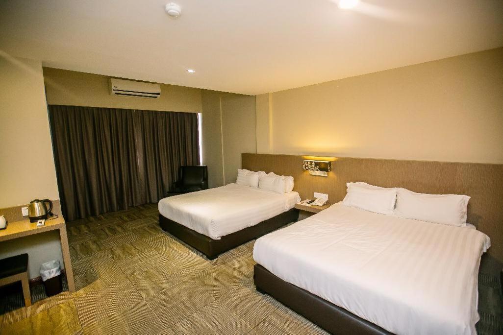 Merdeka Hotel Келуанг Екстериор снимка