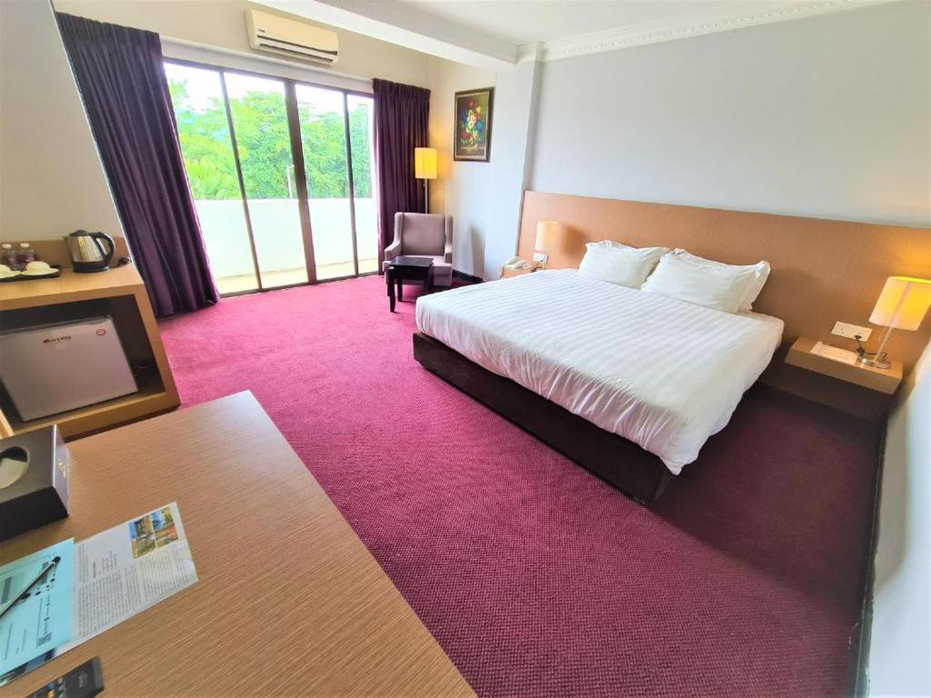 Merdeka Hotel Келуанг Екстериор снимка