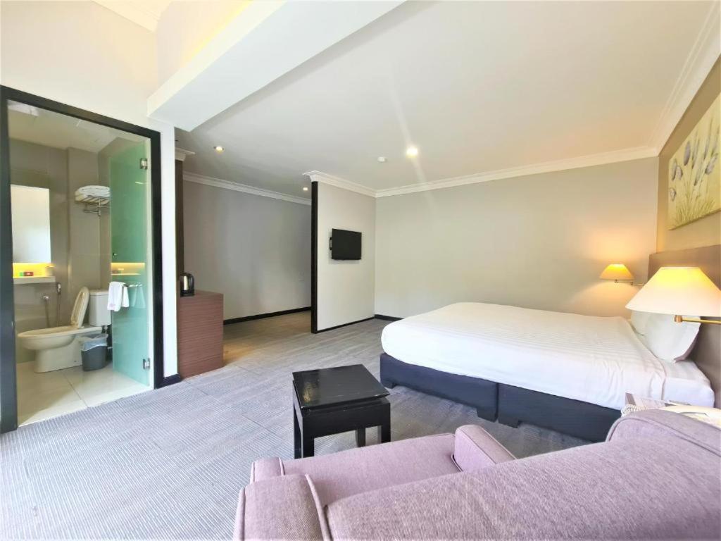 Merdeka Hotel Келуанг Екстериор снимка