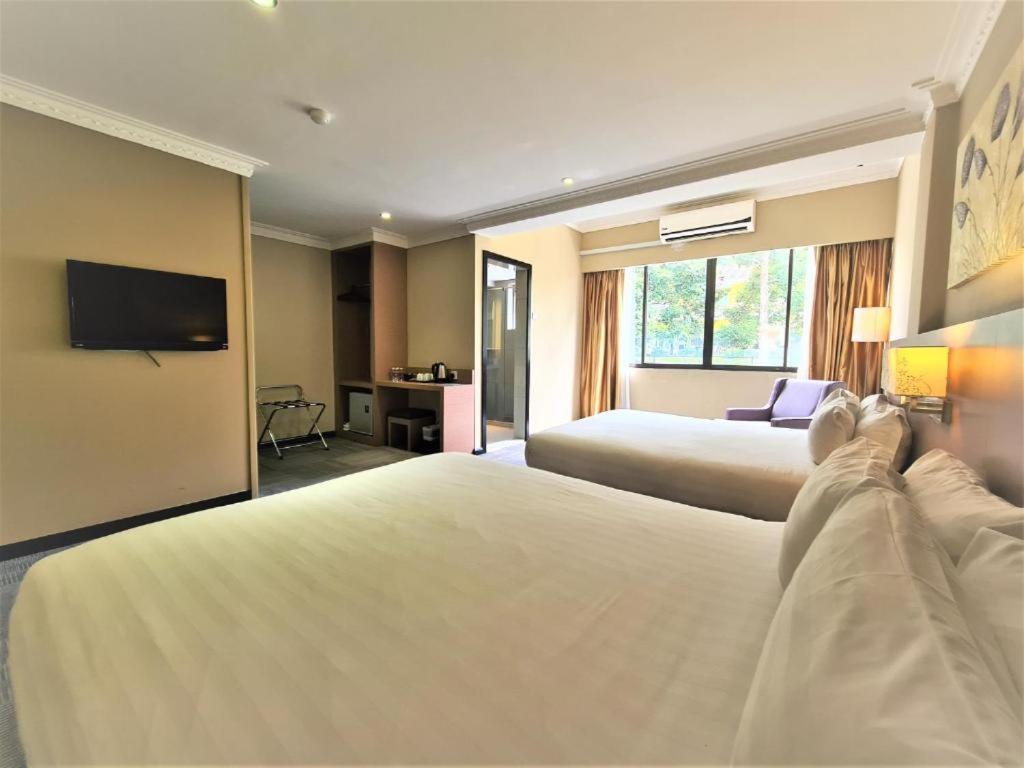 Merdeka Hotel Келуанг Екстериор снимка