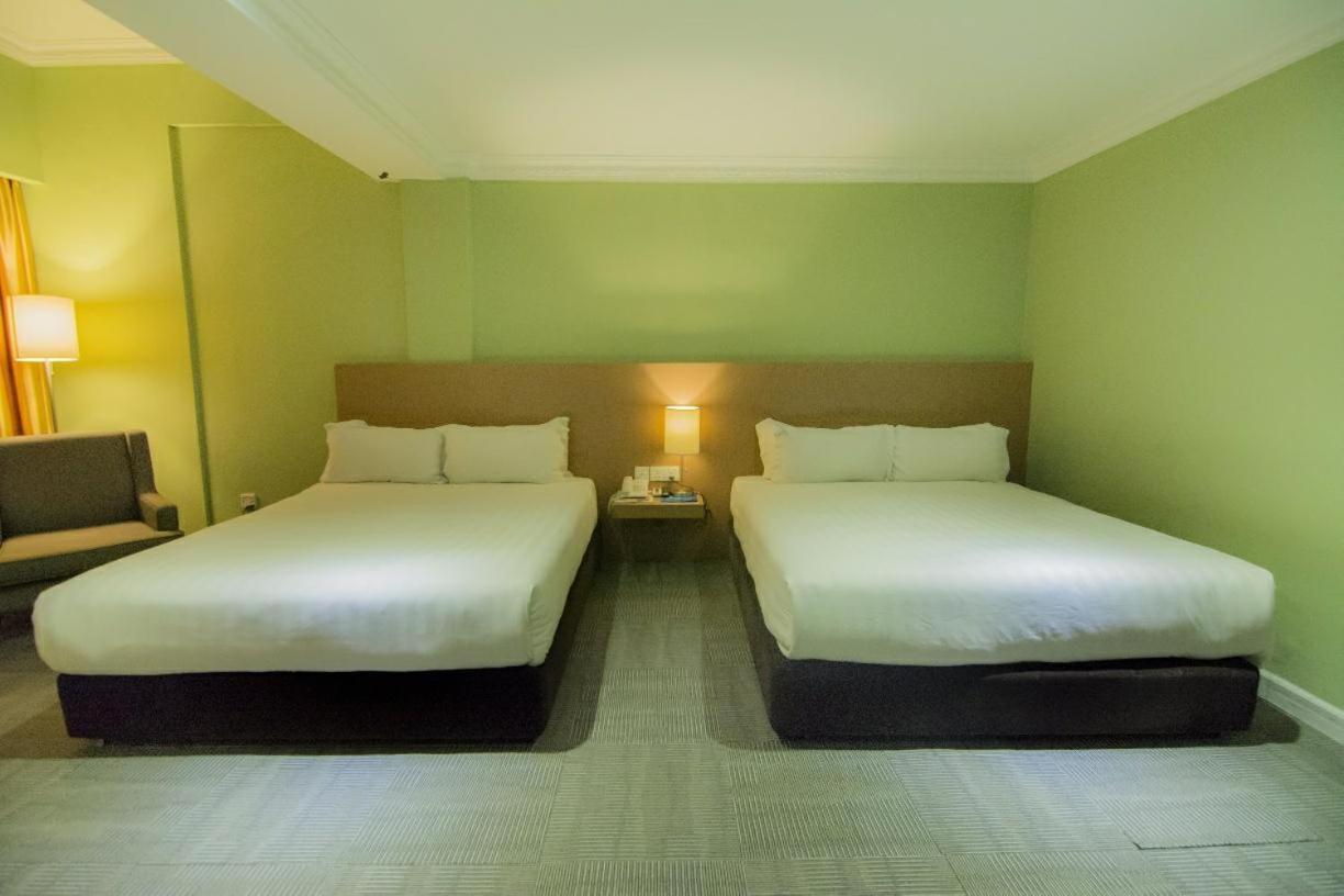 Merdeka Hotel Келуанг Екстериор снимка