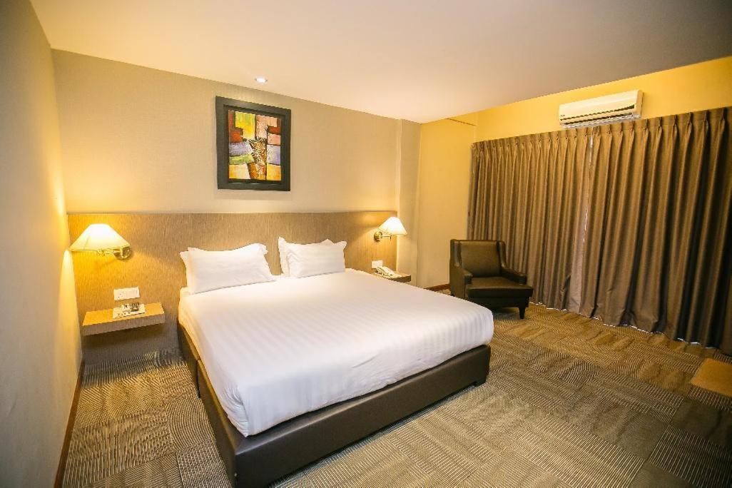 Merdeka Hotel Келуанг Екстериор снимка
