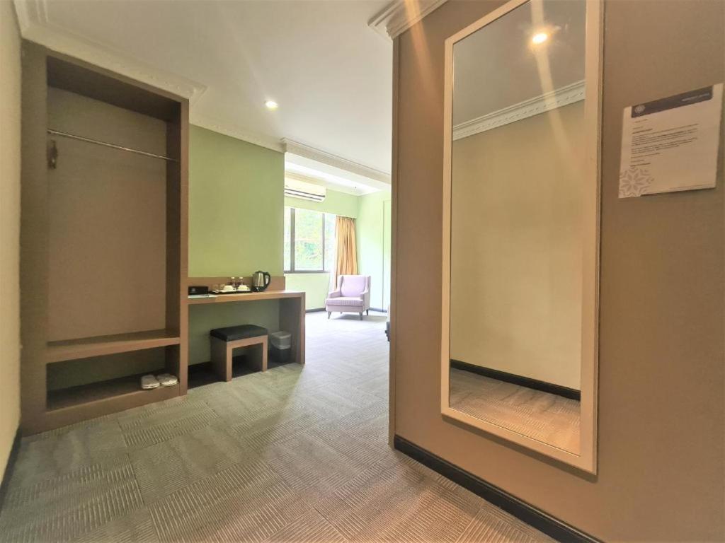 Merdeka Hotel Келуанг Екстериор снимка