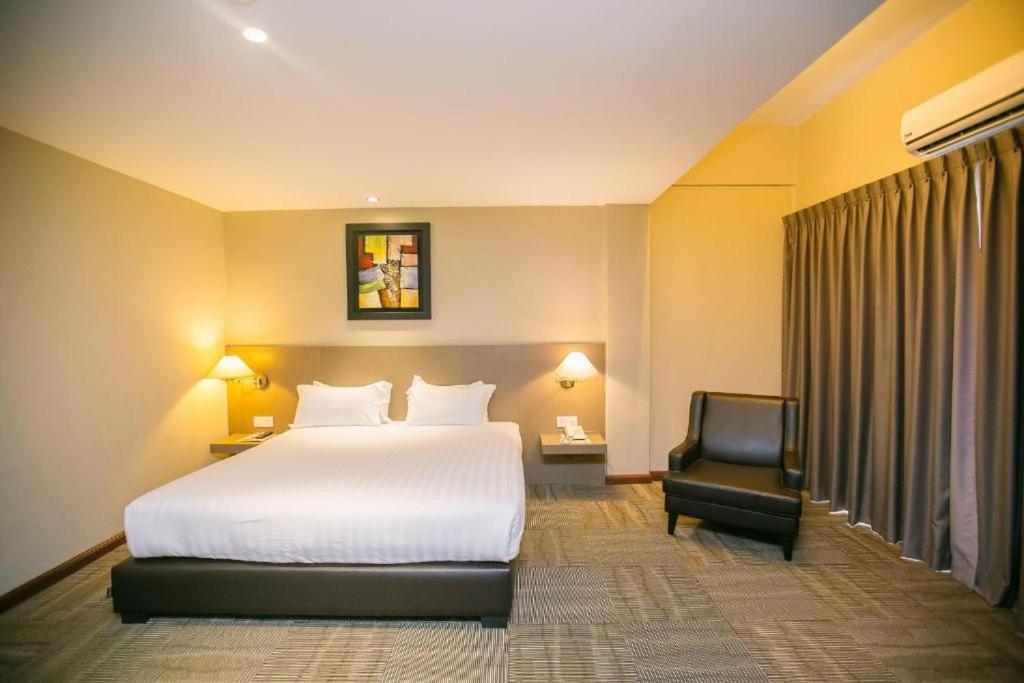 Merdeka Hotel Келуанг Екстериор снимка