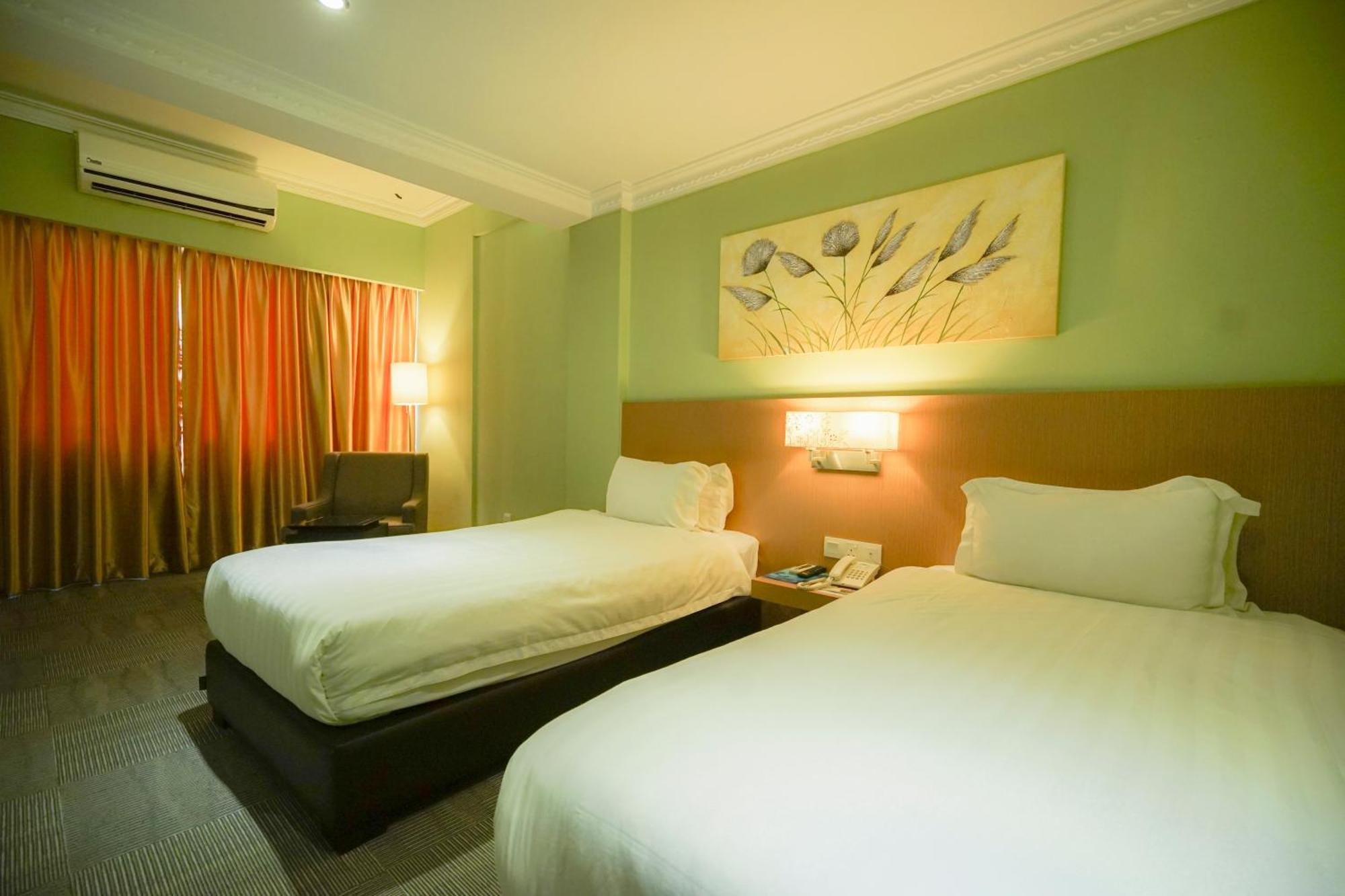 Merdeka Hotel Келуанг Екстериор снимка
