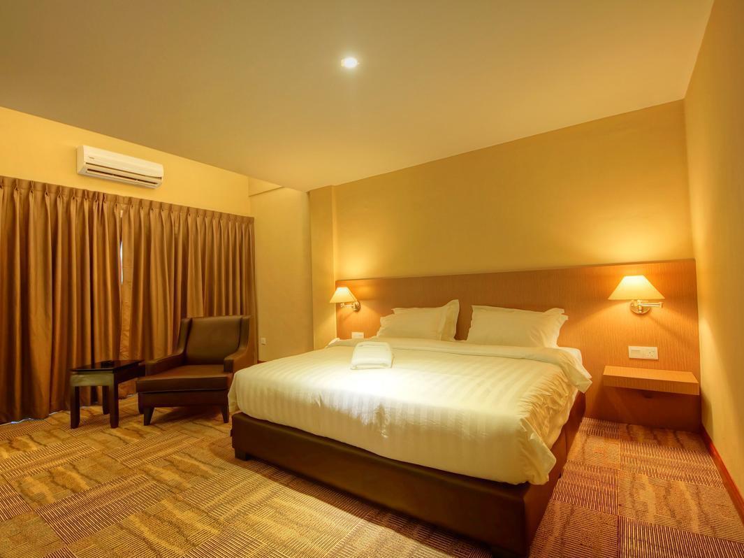 Merdeka Hotel Келуанг Екстериор снимка