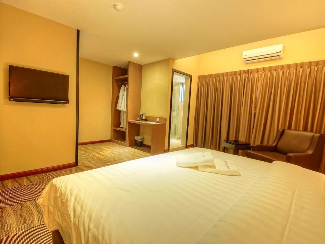 Merdeka Hotel Келуанг Екстериор снимка